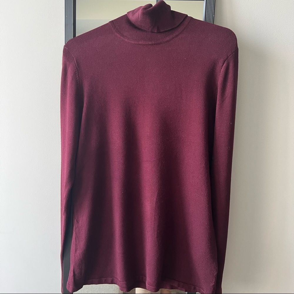 T Tahari plum red turtle neck sweater, Size Large, warm cozy, soft, comfortable